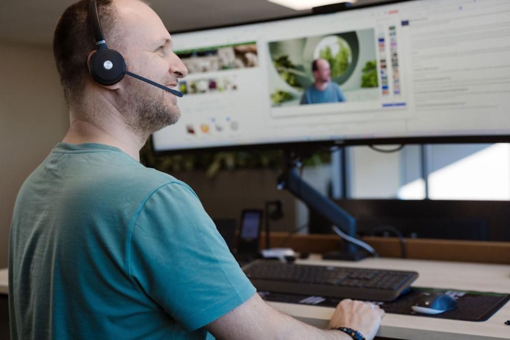 VehGro angajat serviciu clienti asistă clienții B2B la biroul din Oldenzaal